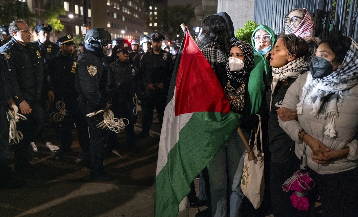 dpatopbilder - 30.04.2024, USA, New York: Demonstranten halten sich in der Nähe des Haupteingangs der Columbia University in New York, während Polizeibeamte der Stadt New York das Gebiet räumen, nachd ...
