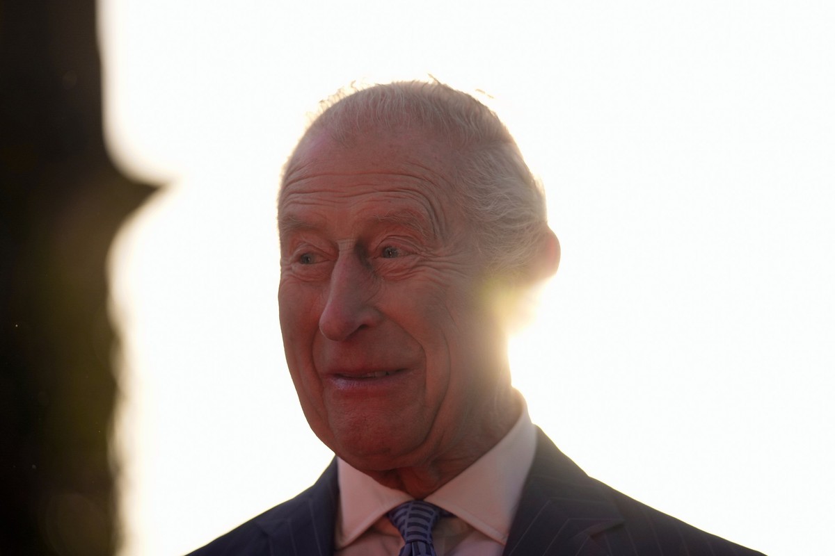 08.04.2025, Italien, Rom: Britischer König Charles III. trifft sich mit Mitgliedern der britischen Gemeinschaft in Italien in der Residenz des britischen Botschafters in Italien, der Villa Wolkonsky i ...