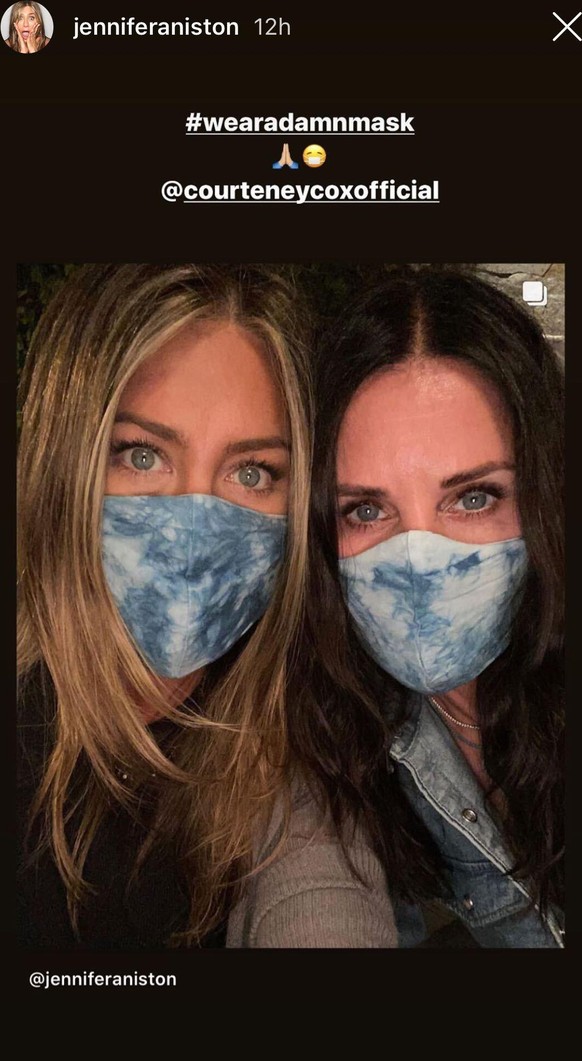 Jennifer Aniston und Ex-"Friends"-Kollegin Courteney Cox: Die beiden halten sich an das Tragen einer Maske.