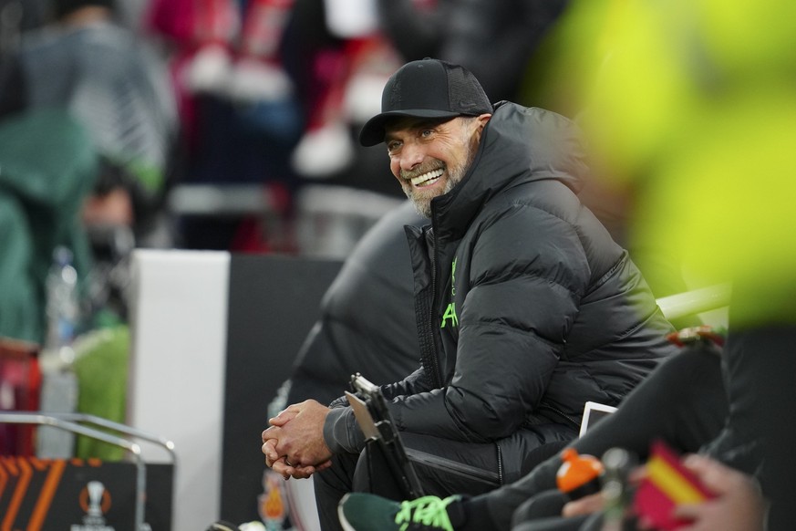 dpatopbilder - 11.04.2024, Großbritannien, Liverpool: Fußball, Europa League, K.O.-Runde, Viertelfinale, Hinspiele, FC Liverpool - Atalanta Bergamo, Anfield: Liverpools Trainer Jürgen Klopp sitzt vor  ...