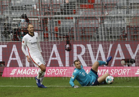 Fussball Bundesliga , FC Bayern Muenchen - Eintracht Frankfurt 5-0 Manuel NEUER Torwart Bayern Muenchen verhindert ein Gegentor und schlaegt den Ball von der Linie. Li:Bas DOST Eintracht Frankfurt, Ak ...