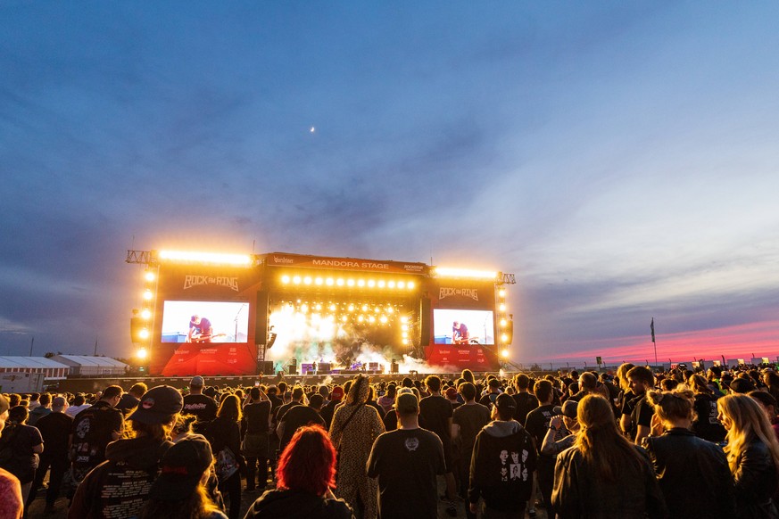 Entertainment Bilder des Tages Die Deftones auf der Mandora Stage bei Sonnenuntergang - Das 3 Tage Festival Rock am Ring vom 03. Bis 06. Juni 2022 auf dem N