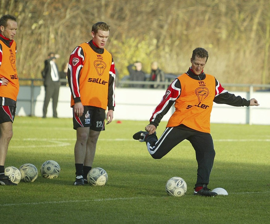 Neben der Rennstrecke ist Schumacher ein begeisterter Fußballer. Hier trainiert er bei den Profis des 1. FC Köln mit.