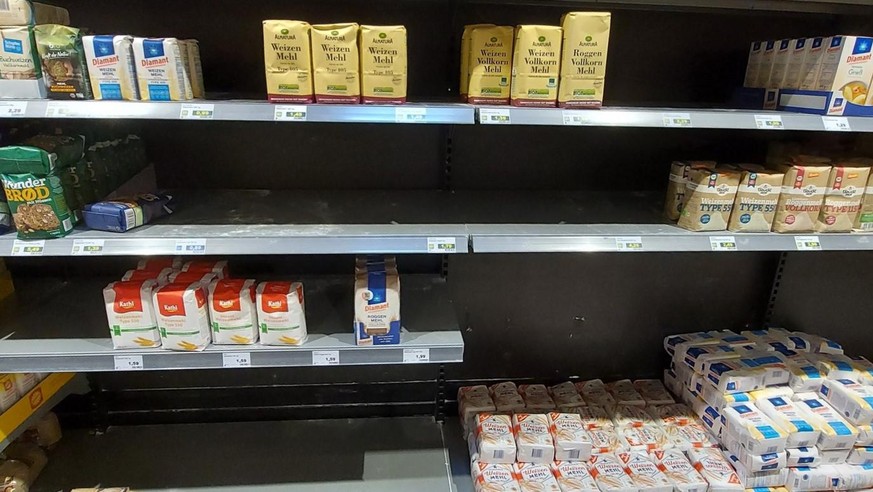 Po oleju w supermarketach coraz mniej innych podstawowych produktów spożywczych