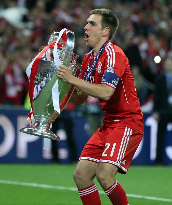 Kapitän Philipp Lahm ( FCB ) mit Pokal FC Bayern München ist der Gewinner der Championsleague 2013 Fussball Championsleague Finale : Borussia Dortmund - FC Bayern München 1:2 football Championsleague  ...