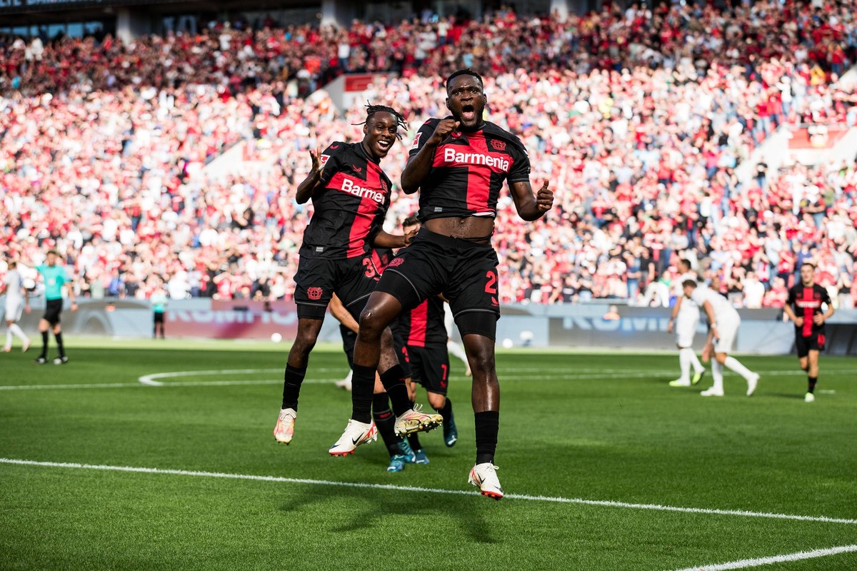 1. Fussball Bundesliga Bayer 04 Leverkusen - 1. FC Heidenheim 1846 24.09.2023 Jubel zum 1:0 durch Victor Boniface Bayer 04 Leverkusen, 22 Jeremie Frimpong Bayer 04 Leverkusen, 30 springt mit Boniface ...