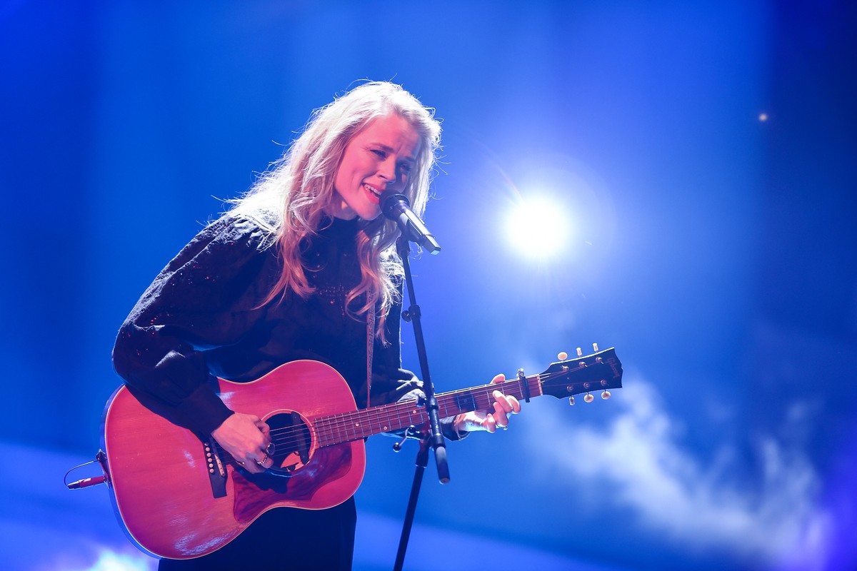 07.05.2021, Nordrhein-Westfalen, K�ln: Ilse DeLange, S�ngerin, steht als Showakt w�hrend der neunten RTL-Show von "Let's Dance" mit "Love Goes On" auf der B�hne. Foto: Rolf Ve ...