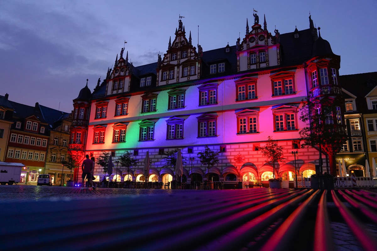 23.06.2021, Bayern, Coburg: Fu�ball: EM, Deutschland - Ungarn, Vorrunde, Gruppe F, 3. Spieltag: Das Coburger Rathaus wird in Regenbogenfarben angestrahlt. Die Beleuchtung ist eine Reaktion auf die Ent ...