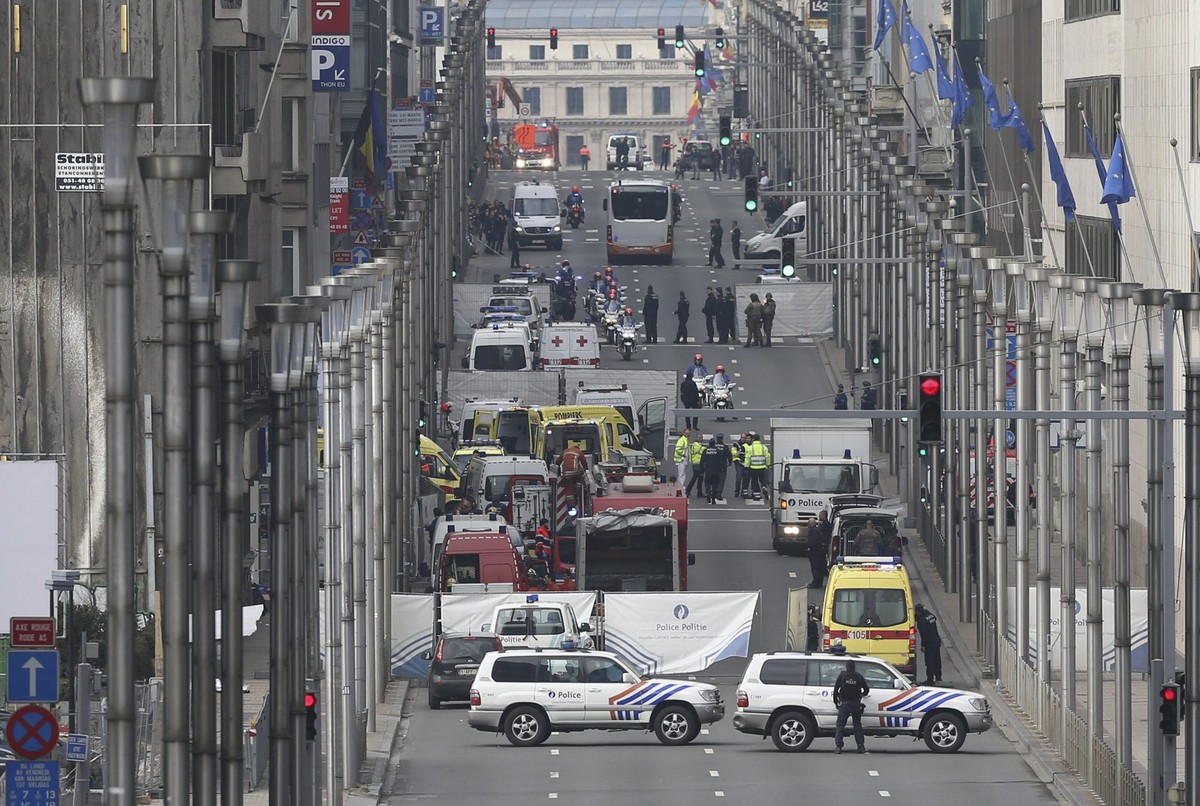 ARCHIV - 22.03.2016, Belgien, Brüssel: Archiv - Rettungskräfte sind nach einem Anschlag auf die Metro-Station Maelbeek im Einsatz. Im Mammutprozess um den Terroranschlag in Brüssel 2016 wird heute vor ...