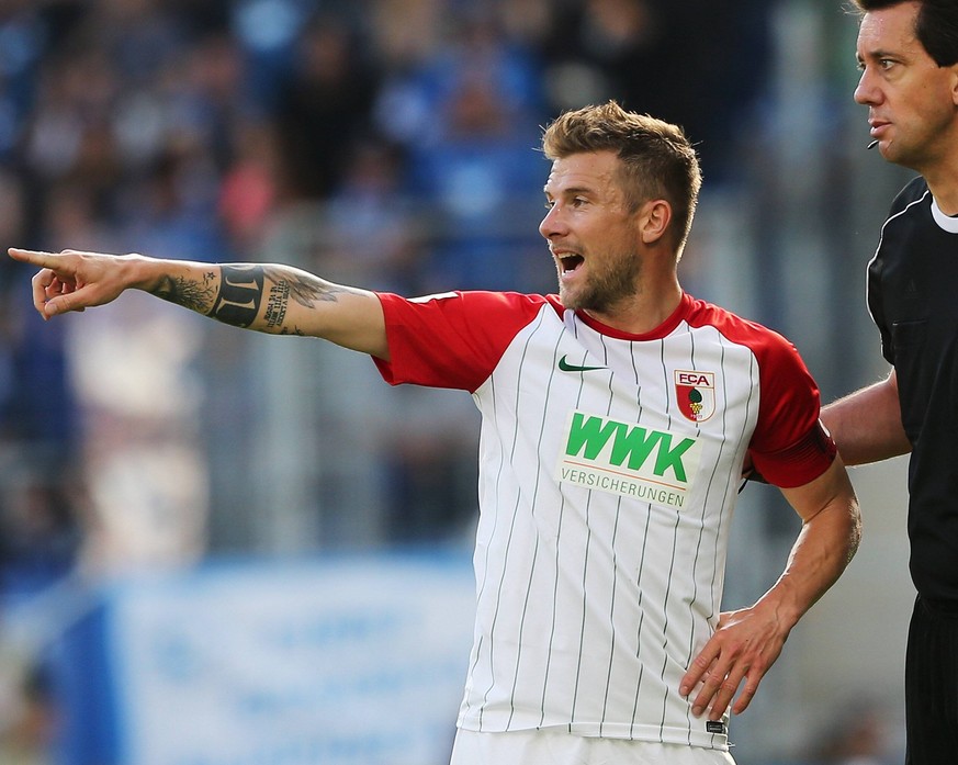 14.10.2017, xtvx, Fussball 1. Bundesliga, TSG 1899 Hoffenheim - FC Augsburg, emspor, v.l. Daniel Baier (FC Augsburg) Schiedsrichter Manuel Graefe gibt Anweisungen, gestikuliert, mit den Armen gestikul ...