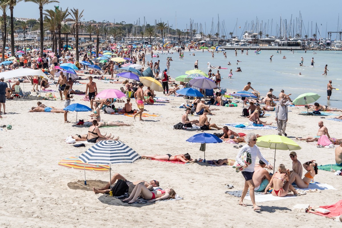 Eindrücke vom Strand in Playa de Palma auf der Insel Mallorca zur Hauptsaison im Sommer 2024 - Strandabschnitt in S ArenalMittelmeerinsel Mallorca während der Hauptsaison im Juli 2024, Palma Mallorca ...