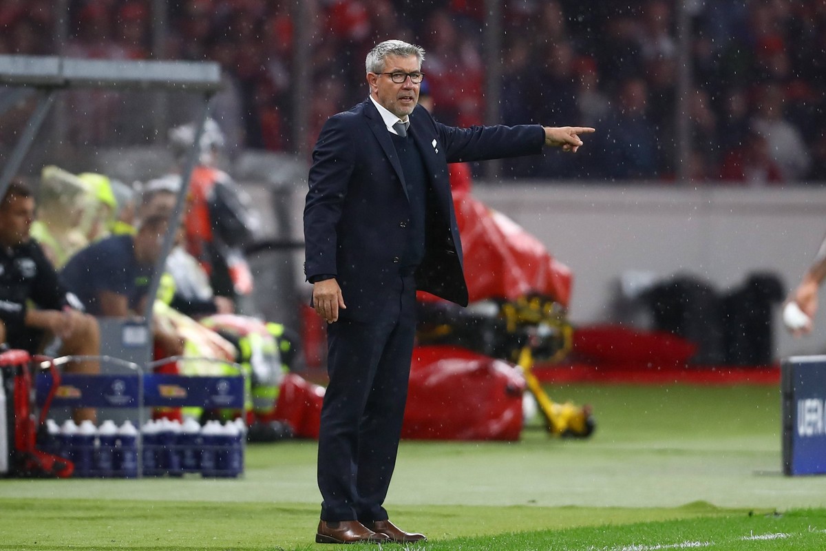 03.10.2023, xtgx, Fussball, UEFA Champions League, 1.FC Union Berlin - Sporting Braga emspor, v.l. Urs Fischer Union Berlin, Trainer gibt Anweisungen, gestikuliert mit den Armen, gesticulate, gives in ...