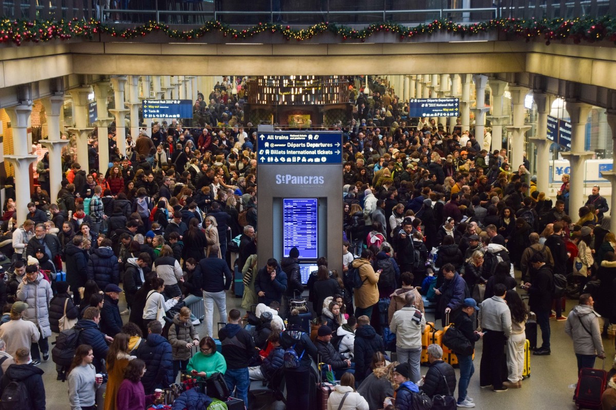 30.12.2023, Großbritannien, London: Zahlreiche Fahrgäste warten am Bahnhof St. Pancras International auf Informationen, nachdem der Eurostar-Zugverkehr zwischen London und Ebbsfleet wegen Überschwemmu ...