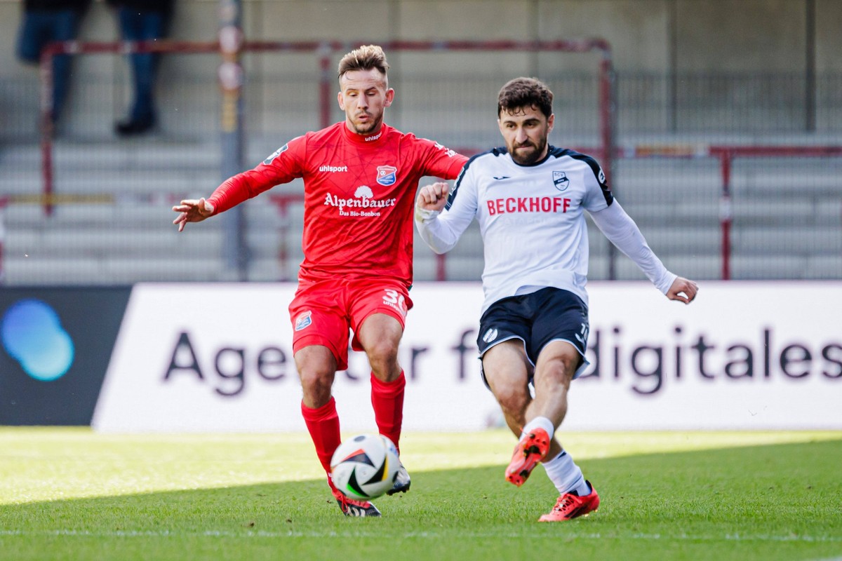 v.l. Simon Skarlatidis SpVgg Unterhaching, 30, Berkan Taz SC Verl, 10 GER, SC Verl vs. SpVgg Unterhaching, Fussball, 3. Liga, 9. Spieltag, Spielzeit 2024/2025, 05.10.2024 DFL Regulations prohibit any  ...