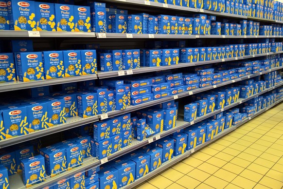 Barilla Nudelregal im Supermarkt. Barilla ist ein italienischer Nahrungsmittelkonzern mit Sitz in Parma, der Weltmarktfuehrer im Pasta-Segment ist. Zum Barilla-Konzern gehoeren zahlreiche Lebensmittel ...