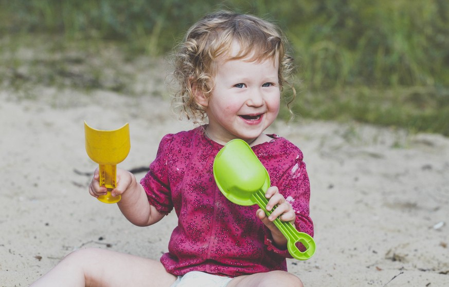 Portrait of happy toddler girl playing with sand model released Symbolfoto PUBLICATIONxINxGERxSUIxAUTxHUNxONLY IHF00191