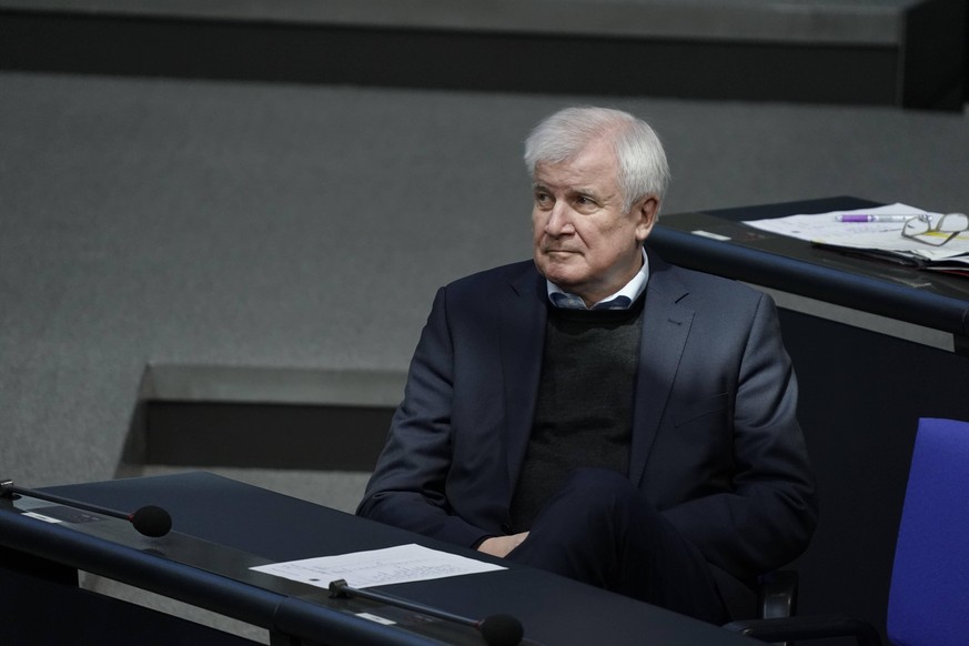 Deutscher Bundestag 196. Sitzung Plenum und Debatte Aktuell, 27.11.2020, Berlin, Horst Seehofer der Bundesminister des Innern, fuer Bau und Heimat auf der Regierungsbank bei Debatte zum Thema Rassismu ...