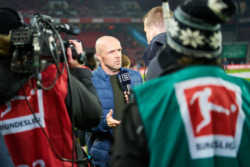 Hoffenheims Trainer Alfred Schreuder am Mikrofon. Bilder wie diese wird es vorerst nicht mehr zu sehen geben. Wie geht's weiter für die Abonnenten von Sky und DAZN?