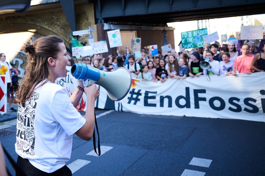 15.09.2023, Berlin: Klimaaktivistin Luisa Neubauer motiviert die Protestaktion der Klimaschutzbewegung Fridays for Future in der Reinhardtstra