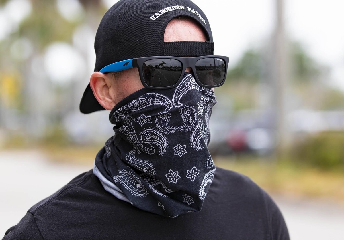 April 13, 2020, Royal Palm Beach, Florida, USA: Chris Kapcha, Boca Raton, wears a bandana as he enters Walmart in Royal Palm Beach, Monday, April 13, 2020. Royal Palm Beach USA - ZUMAp77 47184978st Co ...