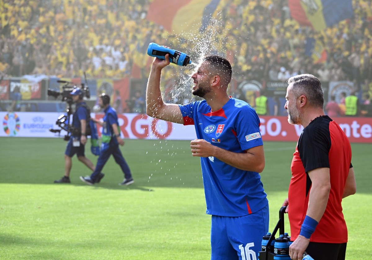 26.06.2024, xsltx, Fussball EM 2024, Slowakei - Rum�nien emspor, v.l. David Hancko Slowakei erfrischt sich mit wasser DFL/DFB REGULATIONS PROHIBIT ANY USE OF PHOTOGRAPHS as IMAGE SEQUENCES and/or QUAS ...