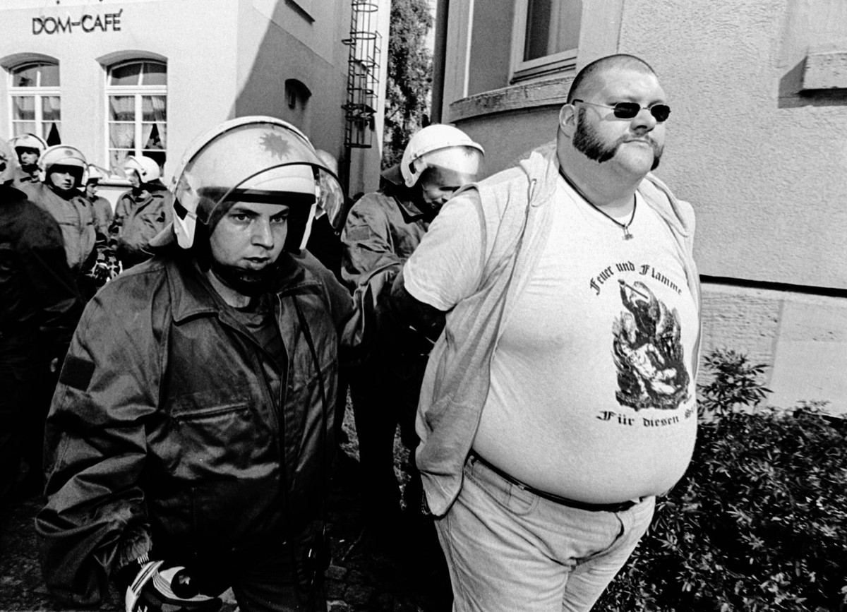 Niedersachsen Koenigslutter Neonazis Hess-Marsch Etwa hundert Neonazis aus der Bundesrepublik versuchten am Samstag den 16. August 1997 im niedersaechsischen Koenigslutter einen sog. Hess-Gedenkmarsch ...