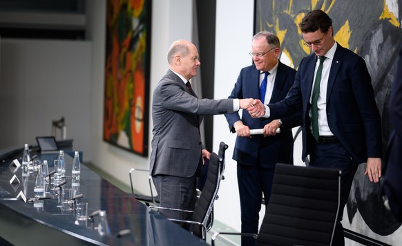 dpatopbilder - 10.05.2023, Berlin: Bundeskanzler Olaf Scholz (SPD, l-r), Stephan Weil (SPD), Ministerpräsident von Niedersachsen und amtierender Vorsitzender der Ministerpräsidentenkonferenz (MPK), un ...