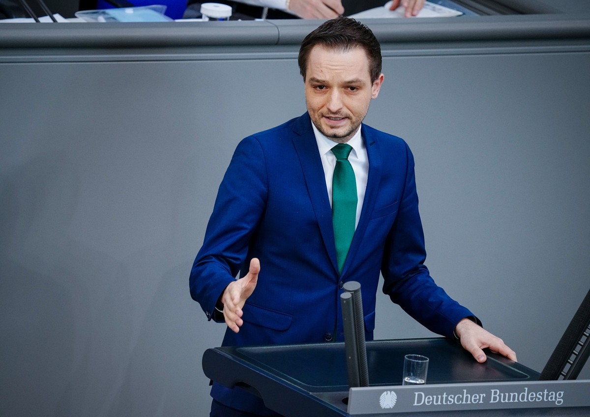 ARCHIV - 18.05.2022, Berlin: Benjamin Strasser (FDP) spricht im Bundestag bei der Orientierungsdebatte zum Thema Sterbehilfe. Der Koordinator der Bundesregierung für Bürokratieabbau hat Wirtschaftsmin ...