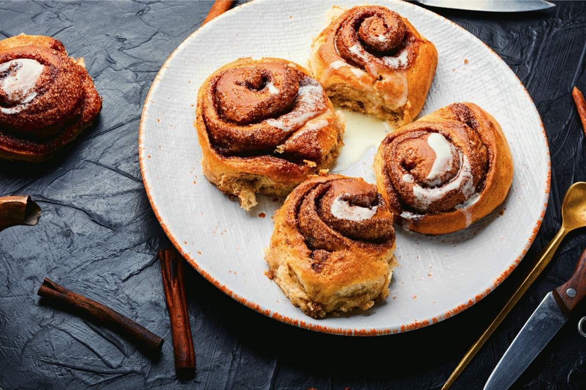 Delicious cinnamon rolls.Homemade cinnabons on a plate. Appetizing buns. Cinnabons,bun with cinnamon ,model released, Symbolfoto