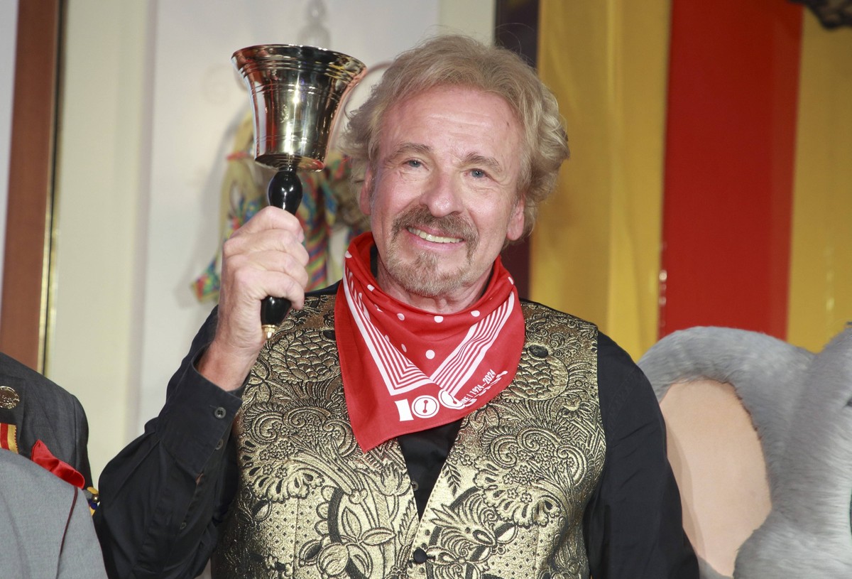 Rust, Germany - January 31, 2024: TV Show Entertainer Thomas Gottschalk receives the 17. Goldene Narrenschelle der Vereinigung Schwäbisch-Alemannischer Narrenzünfte at Europa-Park. Goldene Narrenschel ...