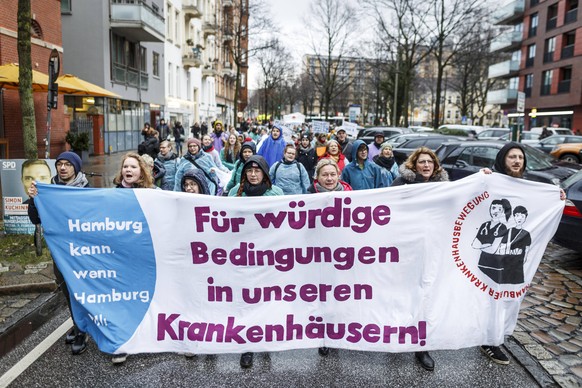 Eine Demo in Hamburg: Mehr als 800 Menschen demonstrierten bereits im Februar gegen den Pflegenotstand. Unter den Demonstrierenden waren Pfleger, Hebammen und Auszubildende.