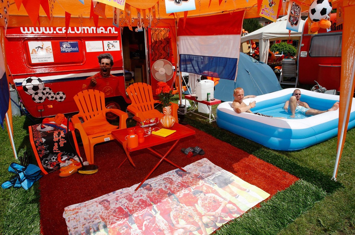 Bildnummer: 03728752 Datum: 08.06.2008 Copyright: imago/Ulmer/PUX
Niederländische Fans stimmen sich ganz entspannt in einem Planschbecken im Fancamp De oranje Camping in Interlaken auf die Euro 2008 e ...