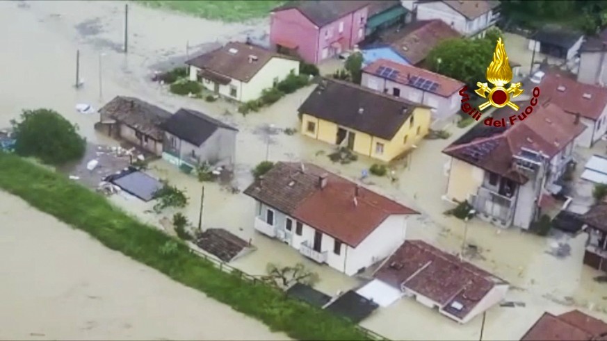 HANDOUT - 16.05.2023, Italien, Cesena: Dieses von der italienischen Feuerwehr zur Verfügung gestellte Luftbild zeigt überflutete Häuser in der norditalienischen Region Emilia Romagna. In den italienis ...