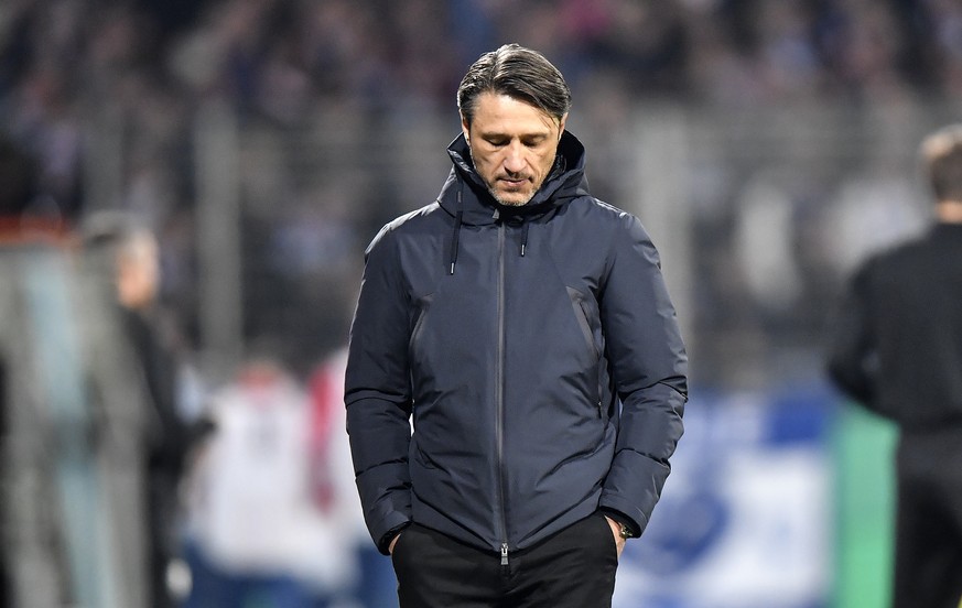 Bayern&#039;s head coach Niko Kovac walks in his coaching zone during the German soccer cup, DFB Pokal, second Round match between VfL Bochum and Bayern Munich in Bochum, Germany, Tuesday, Oct. 29, 20 ...