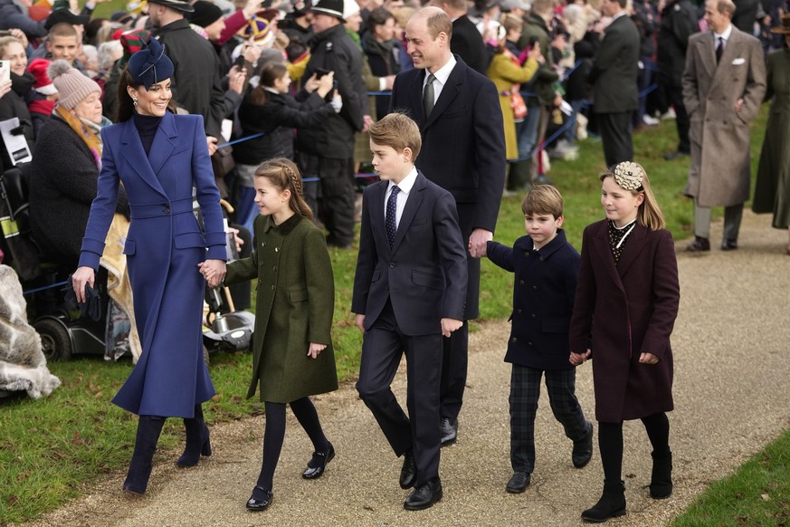 ARCHIV – 25. Dezember 2023, Großbritannien, Sandringham: Kate (v.l.n.r.), Prinzessin von Wales, Prinzessin Charlotte, Prinz George, William, der Prinz von Wales, Prinz Louis und Mia Tindall kommen zum Weihnachtsfest...
