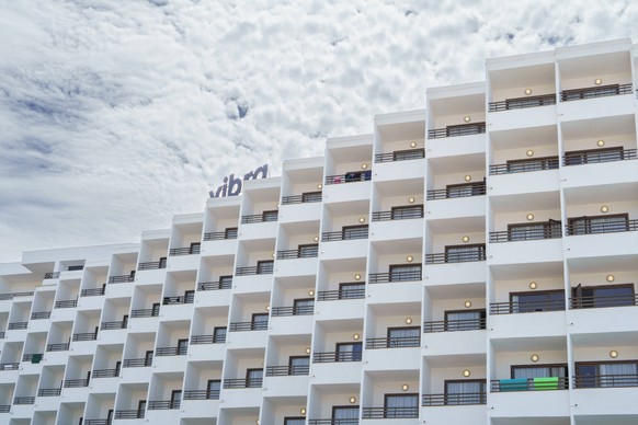 Balkone an einem Hotel im Urlaubsort Peguera - inoffiziell kastilisch Paguera - Symbolfoto Balconing auf Mallorca - Balconing steht für Balkonspringen, eine hoch risikobehaftete Betätigung, bei der, z ...