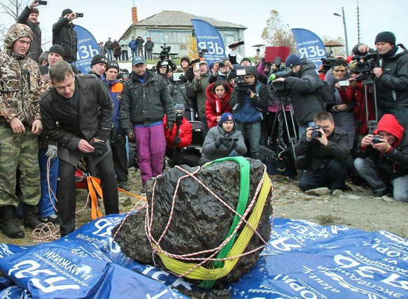 Bildnummer: 60606867 Datum: 16.10.2013 Copyright: imago/ITAR-TASS
ITAR-TASS: CHELYABINSK REGION, RUSSIA. OCTOBER 16, 2013. Divers pull a chunk of Chelyabinsk Meteorite (300-400kg) from Chebarkul Lake ...