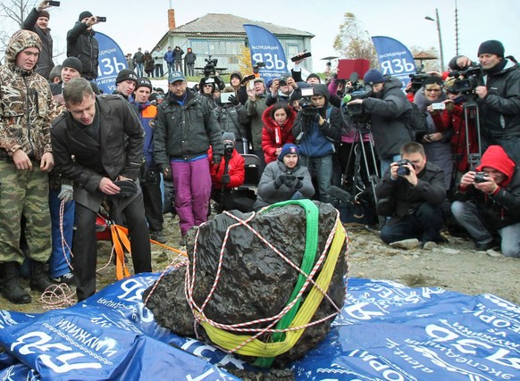 Bildnummer: 60606867 Datum: 16.10.2013 Copyright: imago/ITAR-TASS
ITAR-TASS: CHELYABINSK REGION, RUSSIA. OCTOBER 16, 2013. Divers pull a chunk of Chelyabinsk Meteorite (300-400kg) from Chebarkul Lake ...