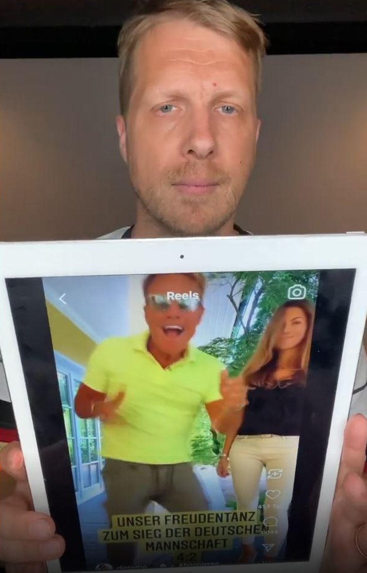 Der Komiker präsentiert ein Tiktok-Video von Dieter Bohlen.