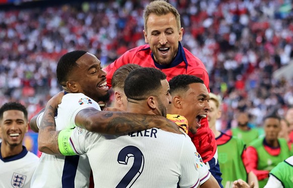 Trent Alexander-Arnold England, 08 schiesst mit seinem Elfmeter England ins Halbfinale und gewinnt das Spiel mit 5:3 n. E. - Jubel, Freude mit Harry Kane England, 09 und Jude Bellingham England, 10 Jo ...
