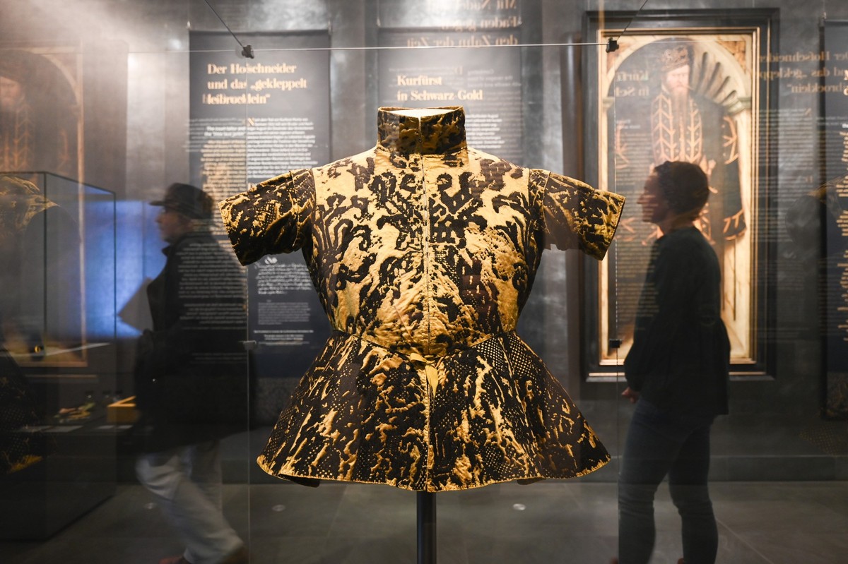 ARCHIV - 26.10.2023, Sachsen, Dresden: Das Renaissance-Prunkkleid von August von Sachsen, auch August der Starke genannt, wird während eines Pressetermins der Staatlichen Kunstsammlungen Dresden präse ...