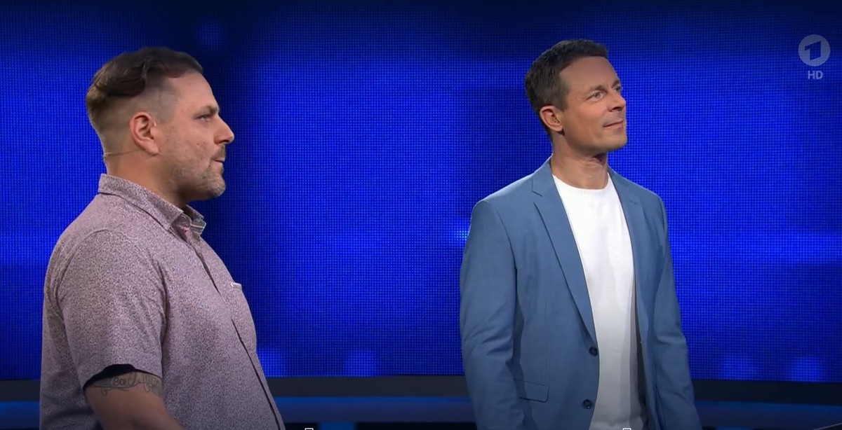 Marco Helmut Kehr und Alexander Bommes schauen sich die Frage an.
