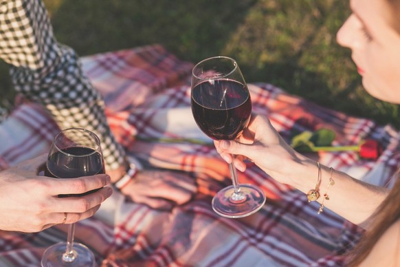 Ein gemütliches Glas Wein im Park ist in Australien nicht überall erlaubt.