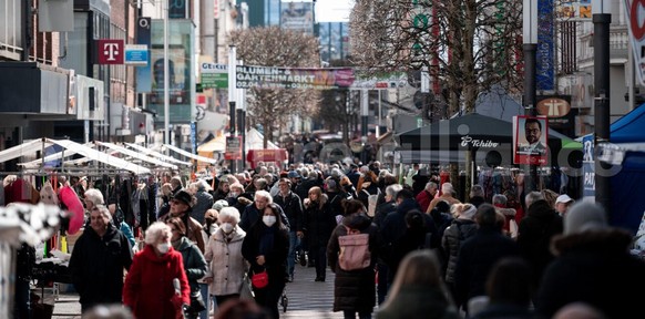 Zahlreiche Menschen gehen am verkaufsoffenen Sonntag durch die Innenstadt - manche tragen Mundnasenschutz gegen das Coronavirus. Nach knapp zwei Jahren ist in großen Teilen Deutschlands die Maskenpfli ...