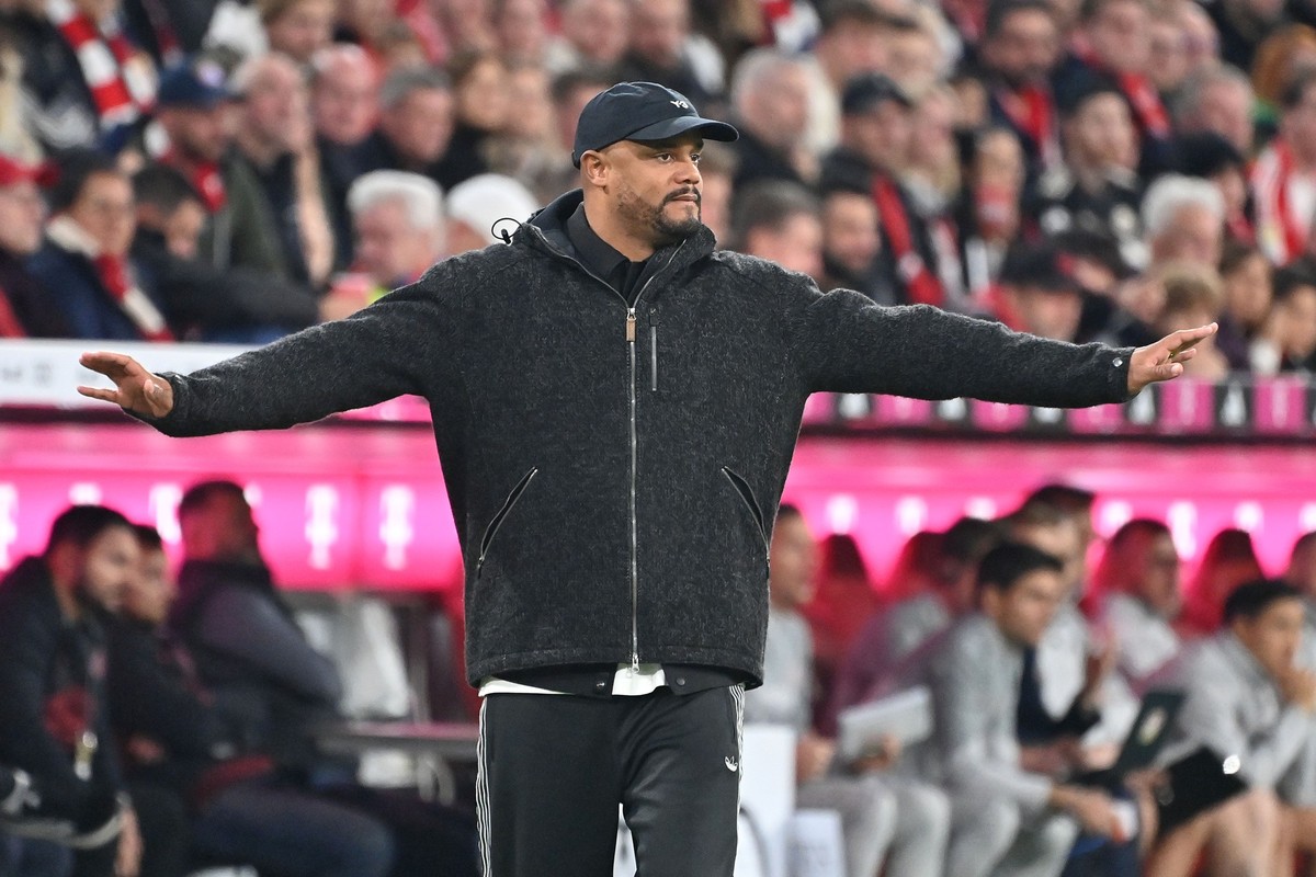 Trainer Vincent KOMPANY (Bayern Muenchen), Gestik,gibt Anweisungen, Einzelbild,angeschnittenes Einzelmotiv,Halbfigur,halbe Figur. Fussball 1. Bundesliga Saison 2025/2026, 9.Spieltag, Spieltag09 FC Bay ...