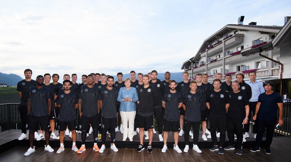 03.06.2018, Italien, Eppan: Gruppenbild mit Bundeskanzlerin Angela Merkel (CDU, M) vor dem Hotel Weinegg. Angela Merkel besuchte die Mannschaft in ihrem Quartier in Eppan. Foto: Markus Gilliar/GES-Spo ...