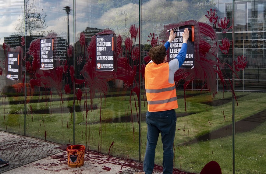 07.05.2023, Berlin: Erneut haben Aktivisten der Umweltschutz-Gruppe das Denkmal &quot;Grundgesetz 49&quot; unweit des Reichstages mit einer Öl-ähnlichen Substanz beschmiert. Anschließend klebten sie n ...