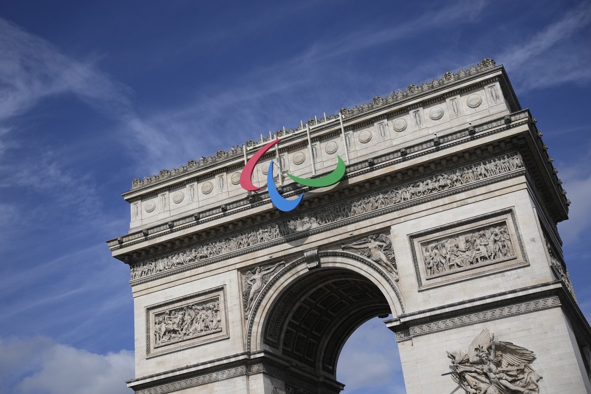 ARCHIV - 28.06.2024, Frankreich, Paris: Das Symbol der Paralympischen Spiele hängt am Arc de Triomphe. Die Paralympischen Spiele in Paris 2024 finden vom 28. August bis 8. September statt. (zu dpa: «P ...