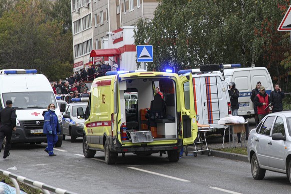 Rettungskräfte versorgen die Verletzten in Ischewsk.