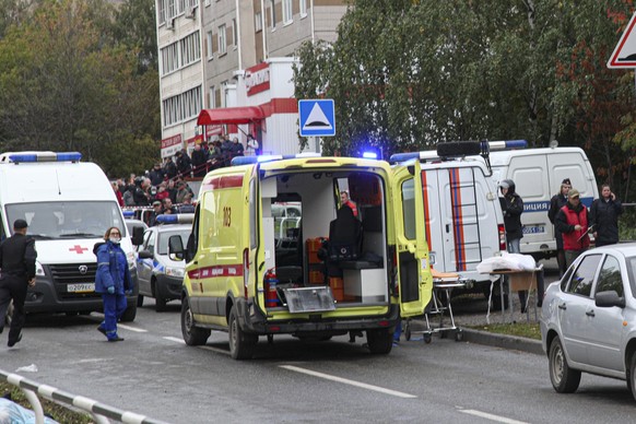 26.09.2022, Russland, Ischewsk: Polizei und Sanit�ter arbeiten an einer Schule, in der Sch�sse gefallen sind. Es gab Tote und Verletzte. Foto: Uncredited/AP/dpa +++ dpa-Bildfunk +++